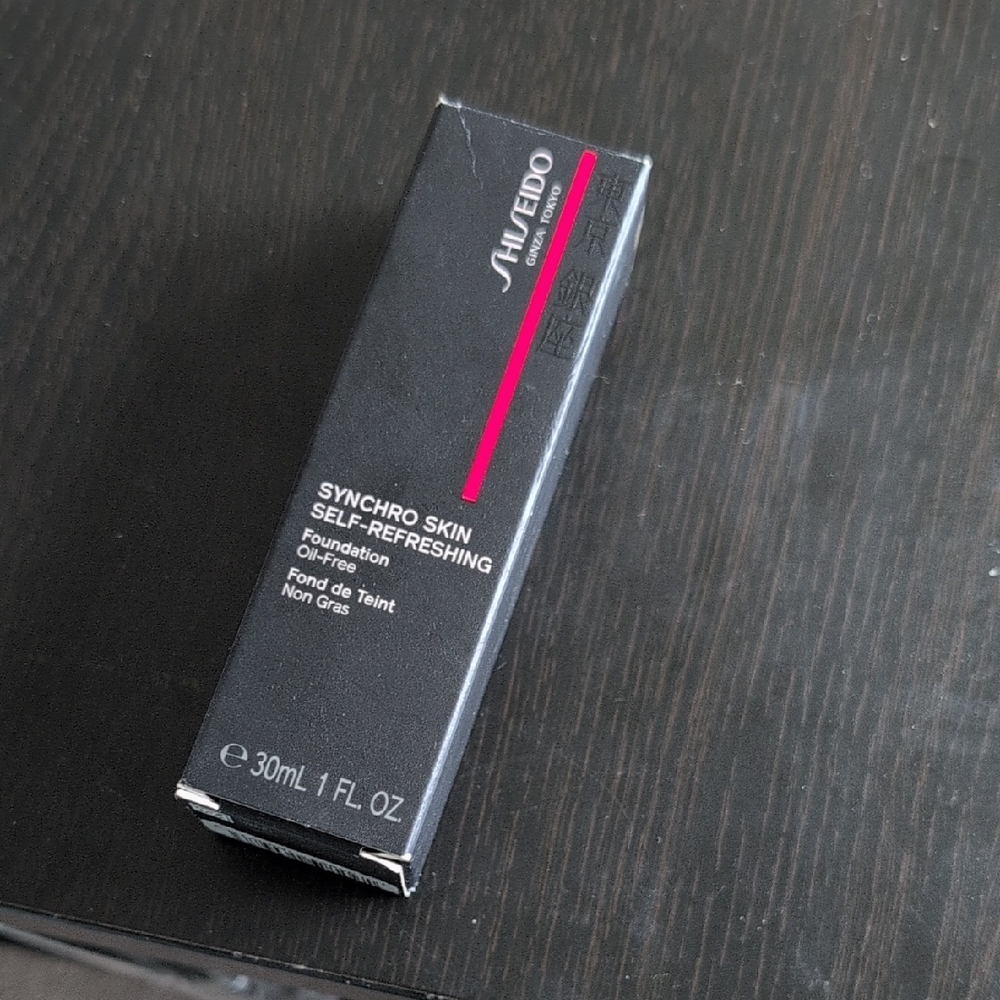 Shiseido Synchro Skin Self-Refreshing Foundation - Black and Red
